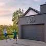 Salta Basketballbrett Center (115x75cm) an Garagenwand mit spielenden Kindern.