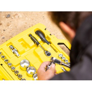 Stanley FatMax Steckschlüssel-Set, 42-teilig im gelben Koffer, mit Stecknuss in der Hand.