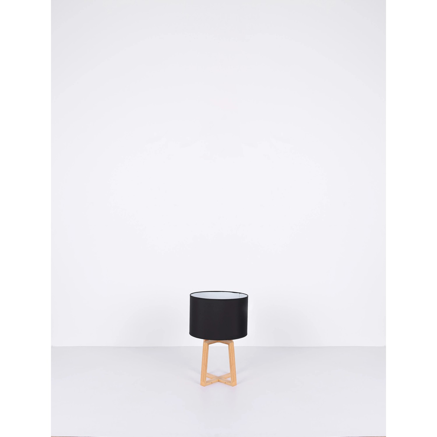 Globo Design-Tischlampe Moritz, braunes Holzgestell mit schwarzem Textilschirm, 44cm hoch.