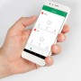 Hand hält Smartphone mit App zur Steuerung des Wifi Steckers Schuko.
