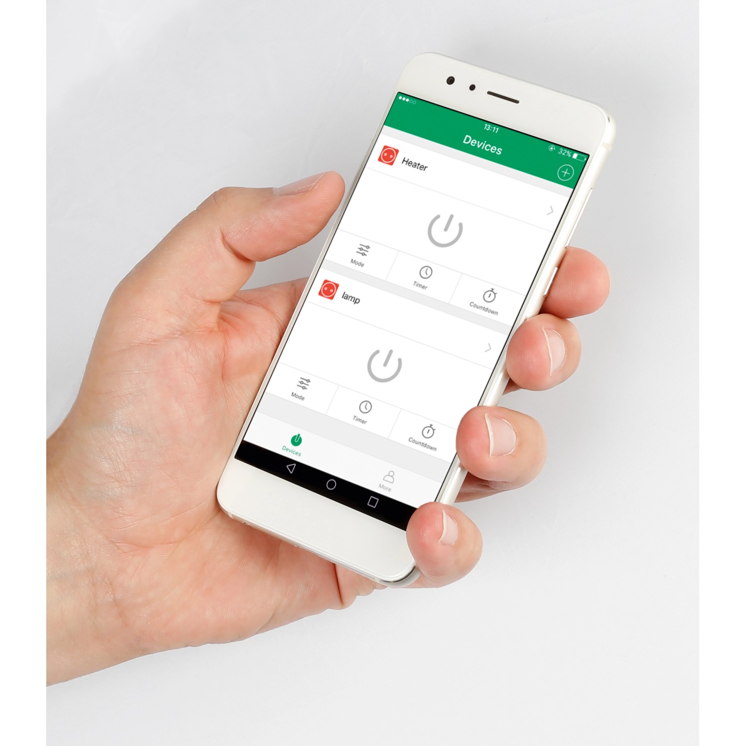 Hand hält Smartphone mit App zur Steuerung des Wifi Steckers Schuko.