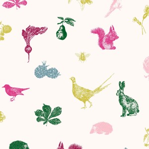 Mehrfarbige Joules Vliestapete Etched Woodland Crème mit Waldmotiven wie Tiere und Pflanzen.