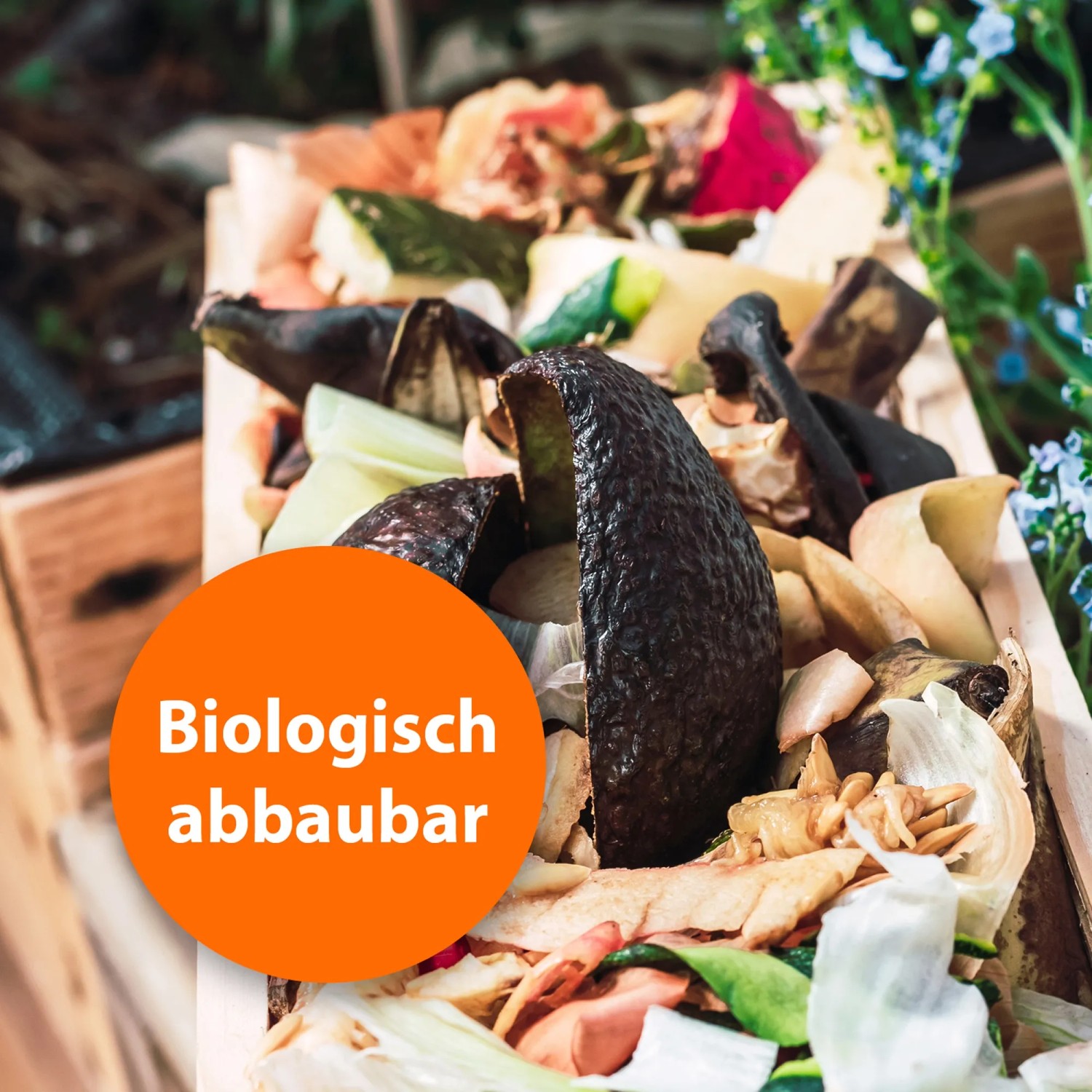 Biotonne gefüllt mit organischen Abfällen, inklusive Avocado Schale. Ardap Biotonnen-Pulver für Maden-Prävention.