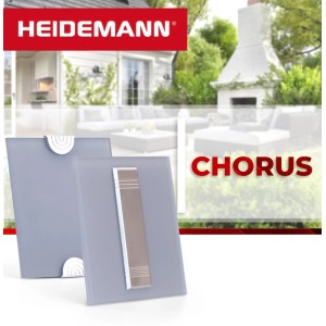 Heidemann Chorus Türgong: Zwei silberne Dekorblenden in Rauchglasoptik, eine mit Metallstreifen, vor Haus.