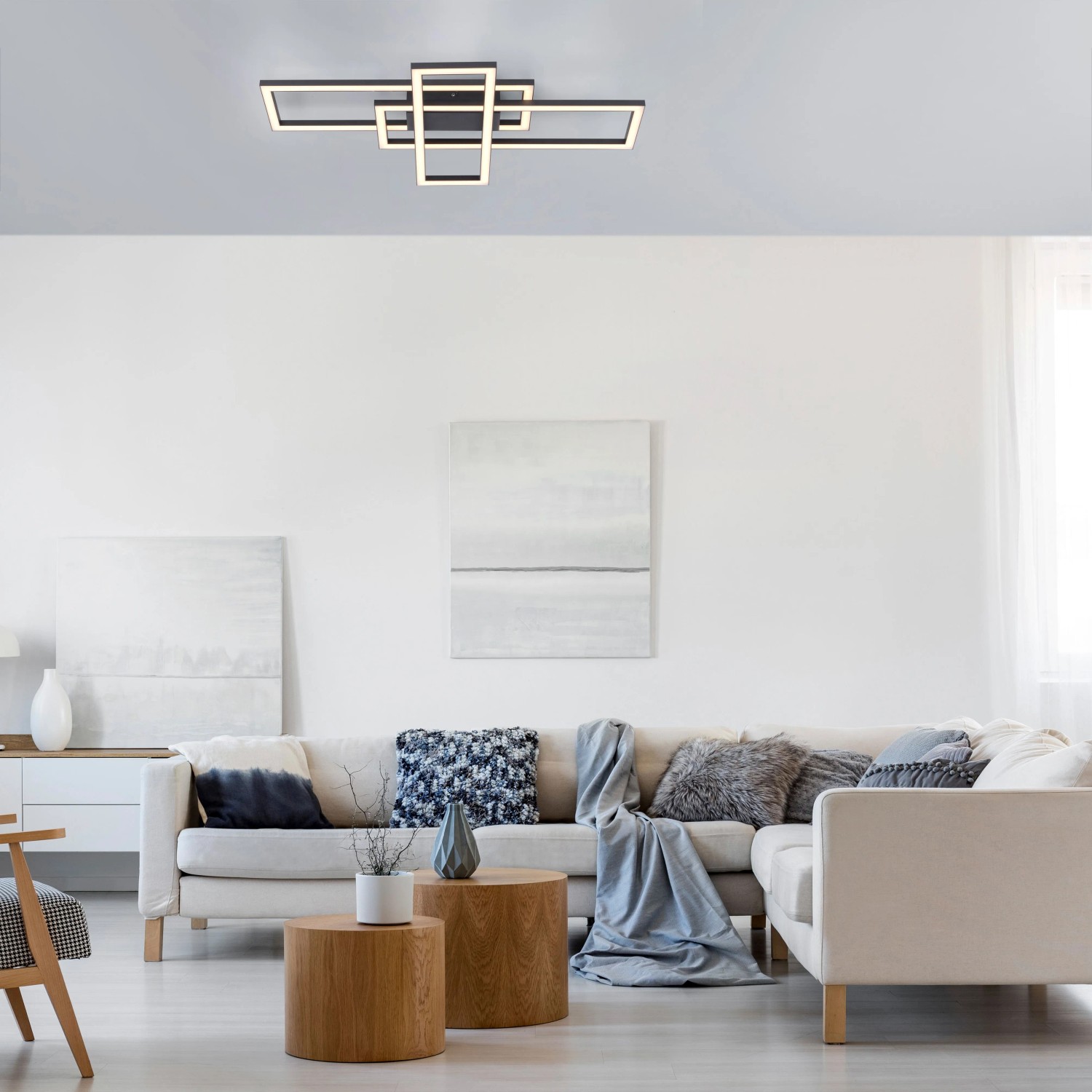 Moderne LED-Deckenleuchte Iven in Schwarz (65x34,8 cm) von Just Light im Wohnraum.