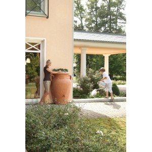 Garantia Wandamphore Antik 260 l Terracotta mit Frau, Kind und Garten im Hintergrund.