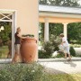 Garantia Wandamphore Antik 260 l Terracotta mit Frau, Kind und Garten im Hintergrund.