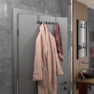 SOTECH Türgarderobe LINEA I, Edelstahl schwarz matt, mit Bademantel und Handtuch an Tür mit 6 Haken.