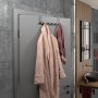 SOTECH Türgarderobe LINEA I, Edelstahl schwarz matt, mit Bademantel und Handtuch an Tür mit 6 Haken.