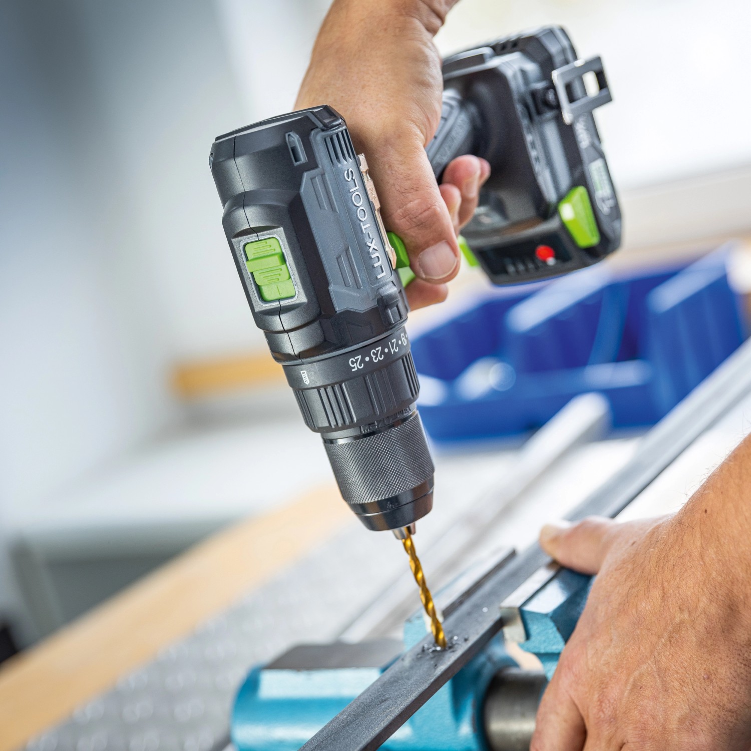 LUX 20V Akku-Bohrschrauber A-BS-20 B beim Bohren in Metall.