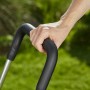 Hand hält Griff des Gardena CleverRoll M Easy Schlauchwagens.