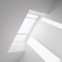 Weißes VELUX Faltstore FHL S08 1016S Plissee am Dachfenster für Lichtstimmung.