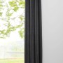 Anthrazitfarbener Mydeco Ösenschal Chalet Verdunklung (135x245cm) vor Fenster.