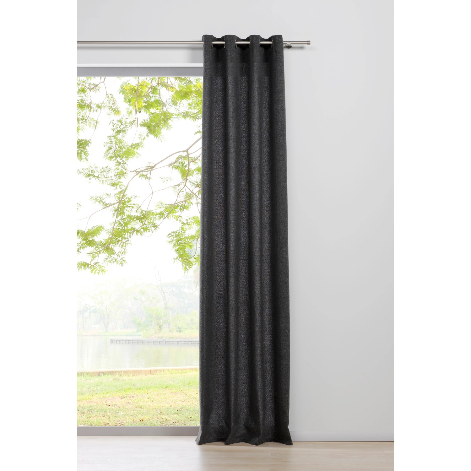 Anthrazitfarbener Mydeco Ösenschal Chalet Verdunklung (135x245cm) vor Fenster.