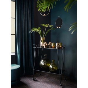 Grüne Glasvase Dark Wonder (Ø 20 cm, 27 cm hoch) auf einem Servierwagen mit Deko.