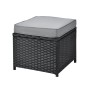 Schwarzer Polyrattan Hocker mit grauem Kissen, Teil des Svita Monroe Garten-Lounge Sets. Gartenmöbel.