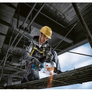 Bosch Professional Akku-Winkelschleifer GWS 18V-7 im Einsatz beim Schleifen von Metall.