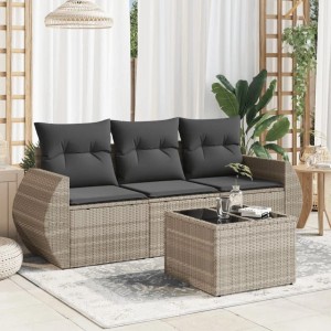 Hellgraue 4-tlg. Garten-Sofagarnitur aus Rattan mit dunklen Kissen und Tisch.