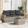 Hellgraue 4-tlg. Garten-Sofagarnitur aus Rattan mit dunklen Kissen und Tisch.