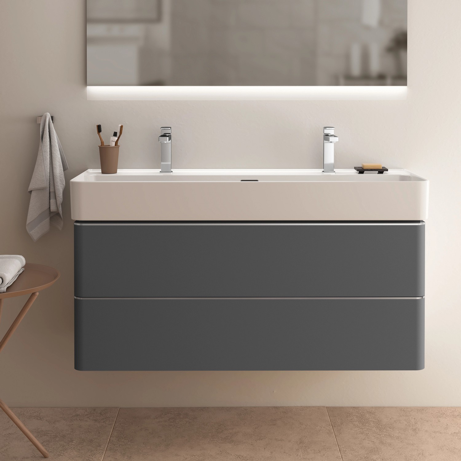 Ideal Standard Waschtisch Strada II, 120 cm, Weiß mit grauem Unterschrank und zwei Armaturen.