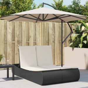 Schwarze vidaXL Doppel-Sonnenliege mit cremeweißen Kissen und Sonnenschirm im Garten.