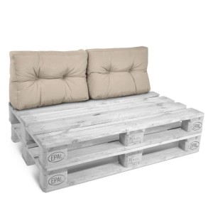 Zwei beige Beautissu Style Paletten-Rückenkissen 60x40cm mit dekorativen Heftungen auf einer Europalette. Für Sitzkissen & Gartenstuhlauflagen.