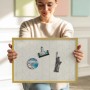 Dekorative Tulup Magnettafel 70x50 cm mit Goldrahmen und linearem Bögen-Muster, von Person gehalten. Ideal für Notizen und Fotos.