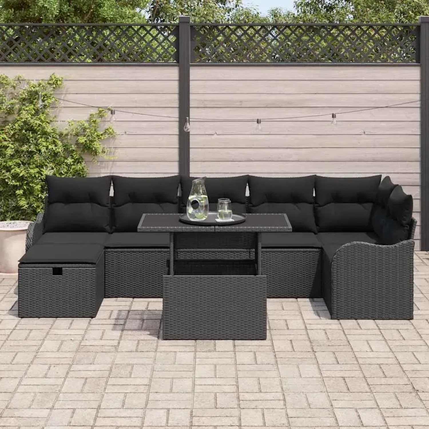 Schwarzes 8-teiliges vidaXL Garten-Sofa-Set aus Poly Rattan mit Kissen und Tisch.