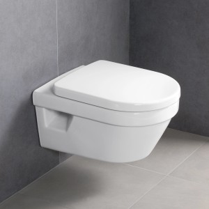 Villeroy & Boch Architectura Wand-WC-Set, Tiefspüler, Weiß. Hänge-WC mit WC-Sitz vor grauer Wand.