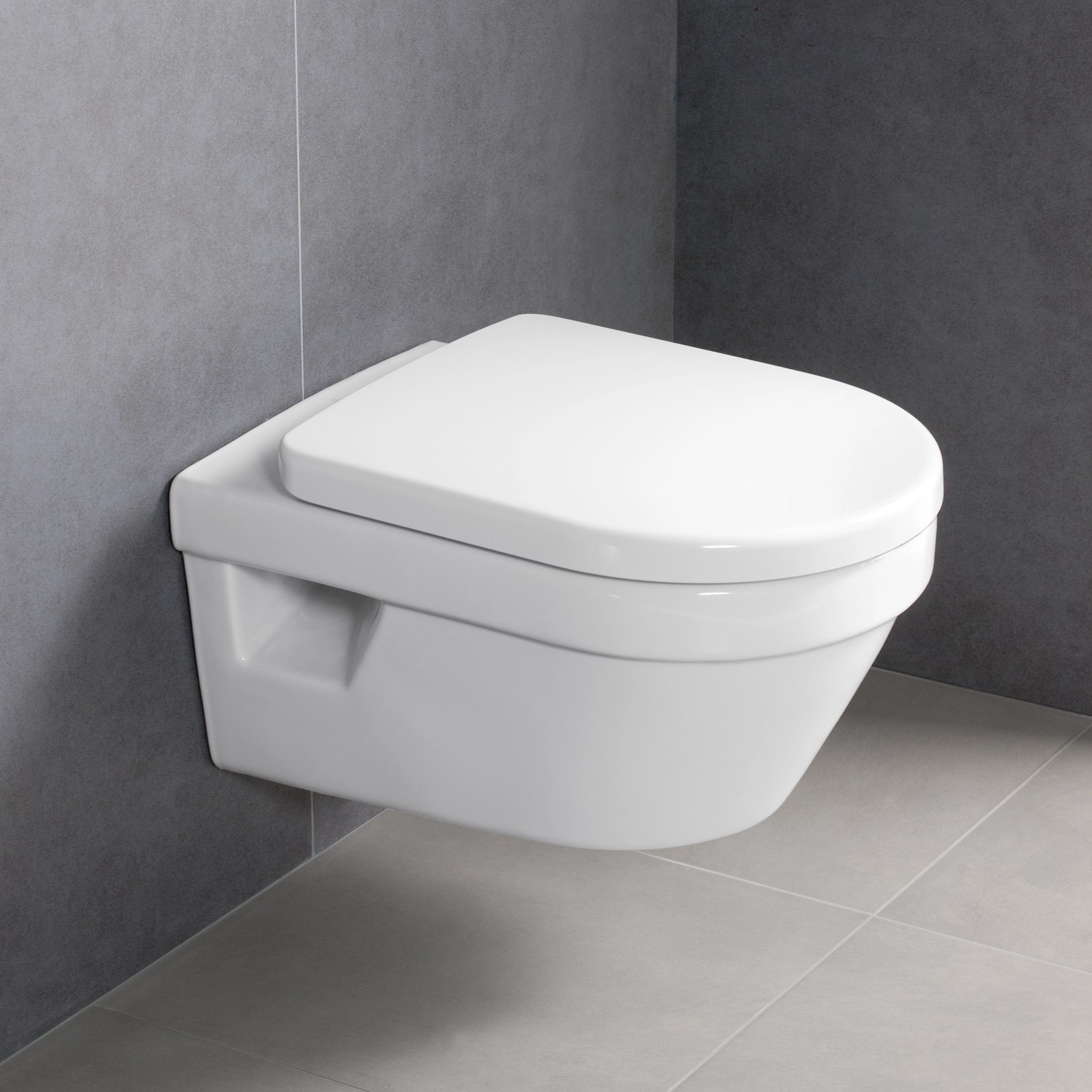 Villeroy & Boch Architectura Wand-WC-Set, Tiefspüler, Weiß. Hänge-WC mit WC-Sitz vor grauer Wand.