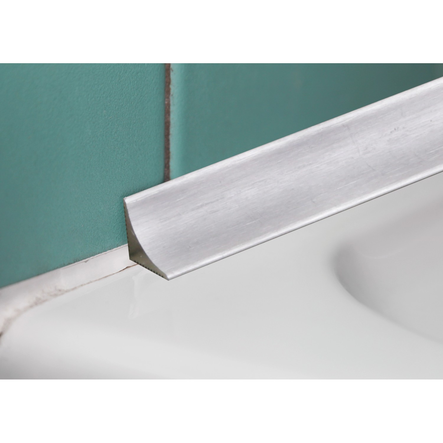 Wandanschlussleiste aus Aluminium, silber gebürstet, für Arbeitsplatten und Boden.