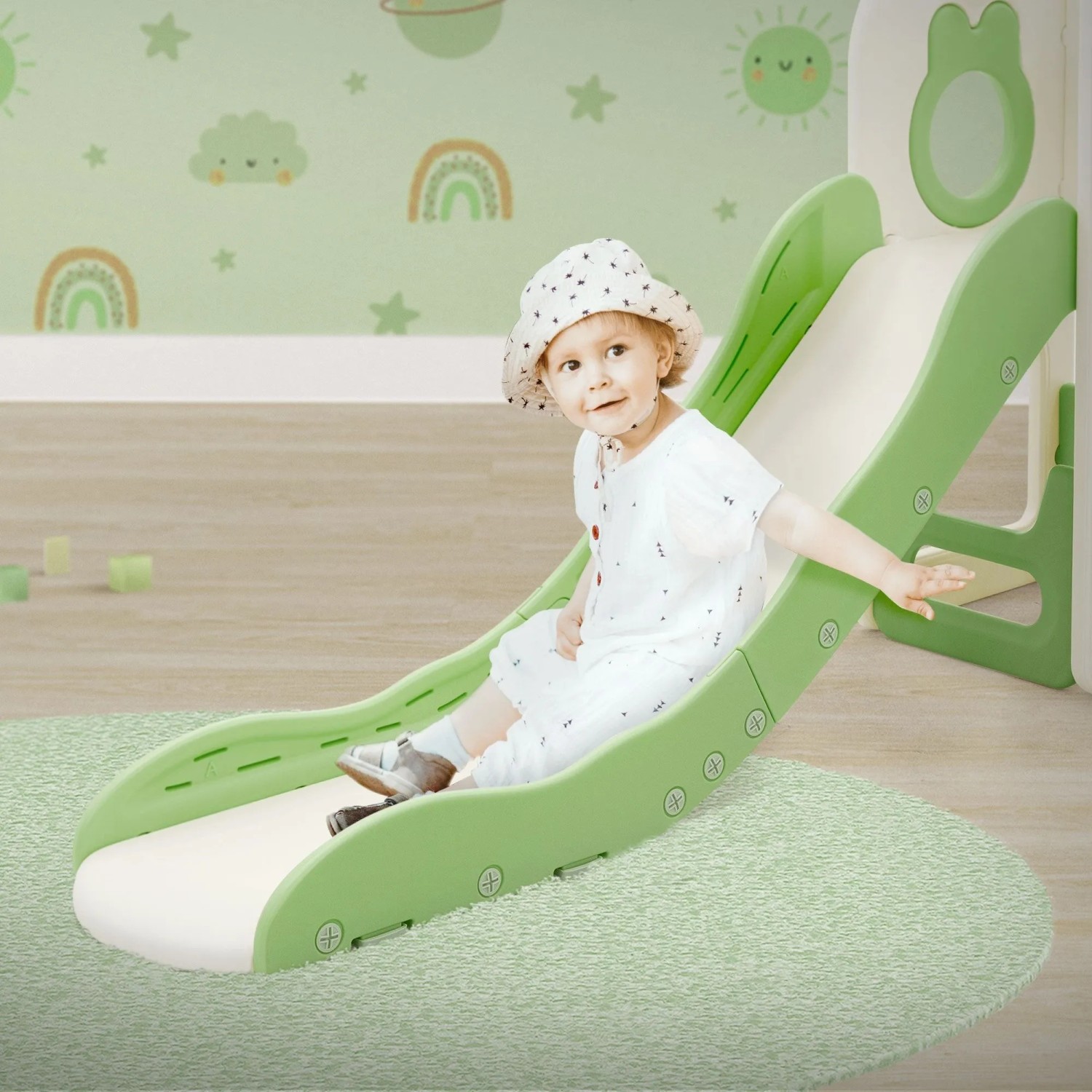 Grüne Joyz 3in1 Kinderrutsche mit Spielturm und Kind auf der Rutsche.
