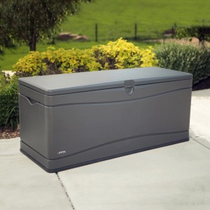 Lichtgraue Lifetime Gartenbox (153 cm) zur Aufbewahrung von Gartenutensilien und Sitzgelegenheit im Außenbereich.