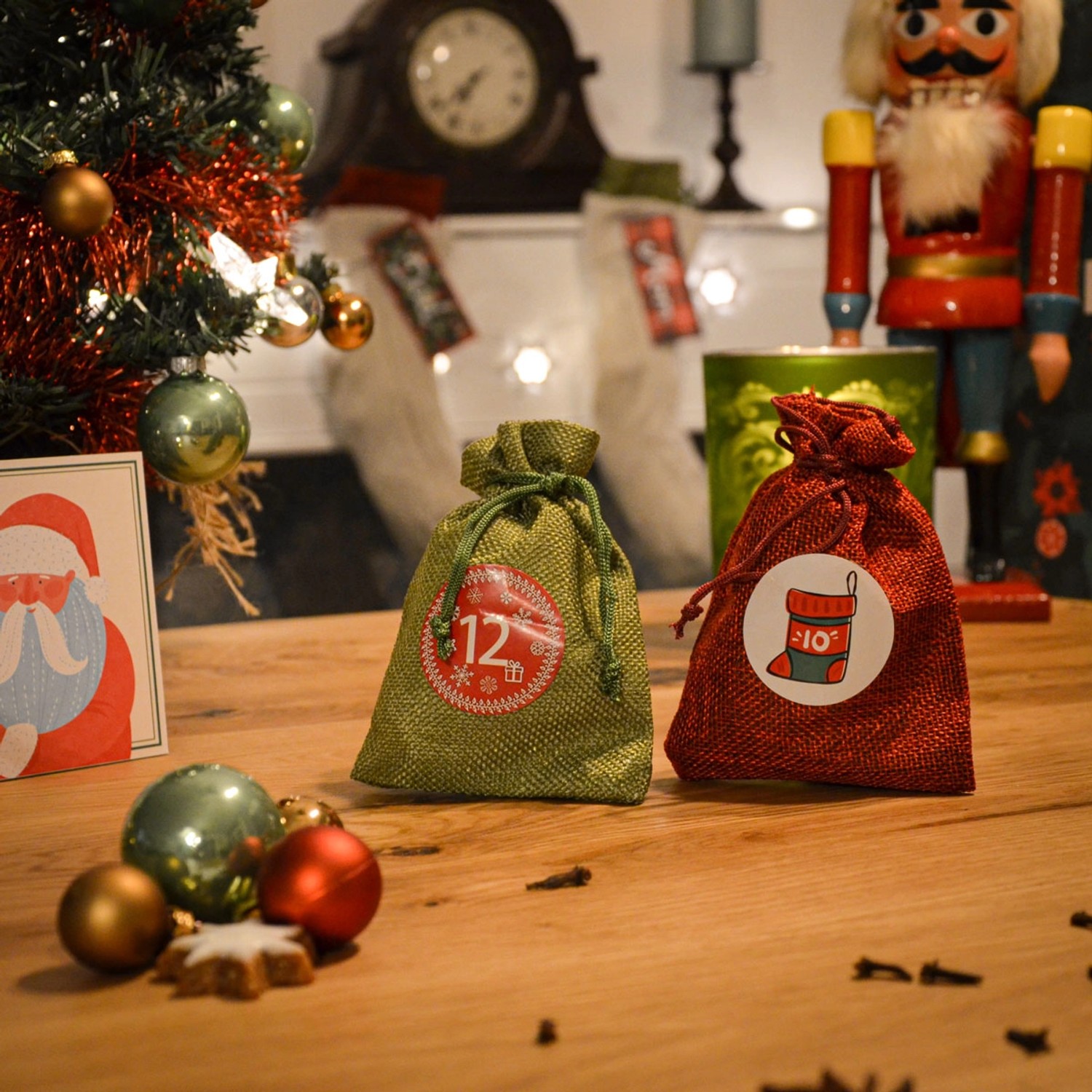DuneDesign DIY Adventskalender mit roten und grünen Jute-Säckchen zum selbst Befüllen.