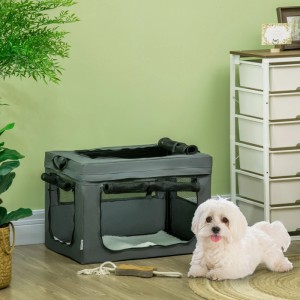 Graue PawHut Hundetasche mit Meshfenstern und Kissen. Ein weißer Hund liegt davor. Ideal für Transport & Reisen.