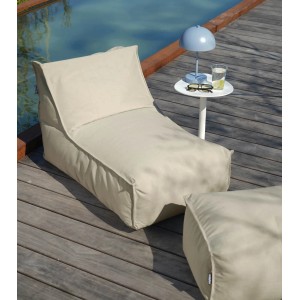 mokebo Outdoor Sitzsack Sundowner in Sand mit Hocker auf Holzdeck am Pool.