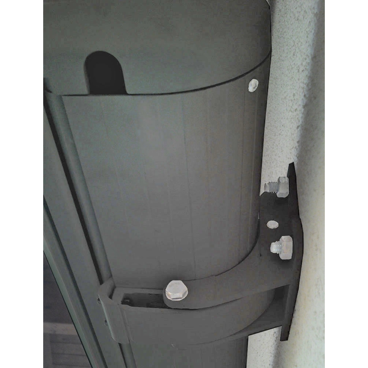 Detailaufnahme der grauen MCW Kassetten-Markise (4x3m) mit Wandhalterung.