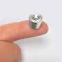 Fix-o-moll Magnetschnäpper Neodym, silberfarben, auf einem Finger liegend. Zum Einbohren für Möbel.