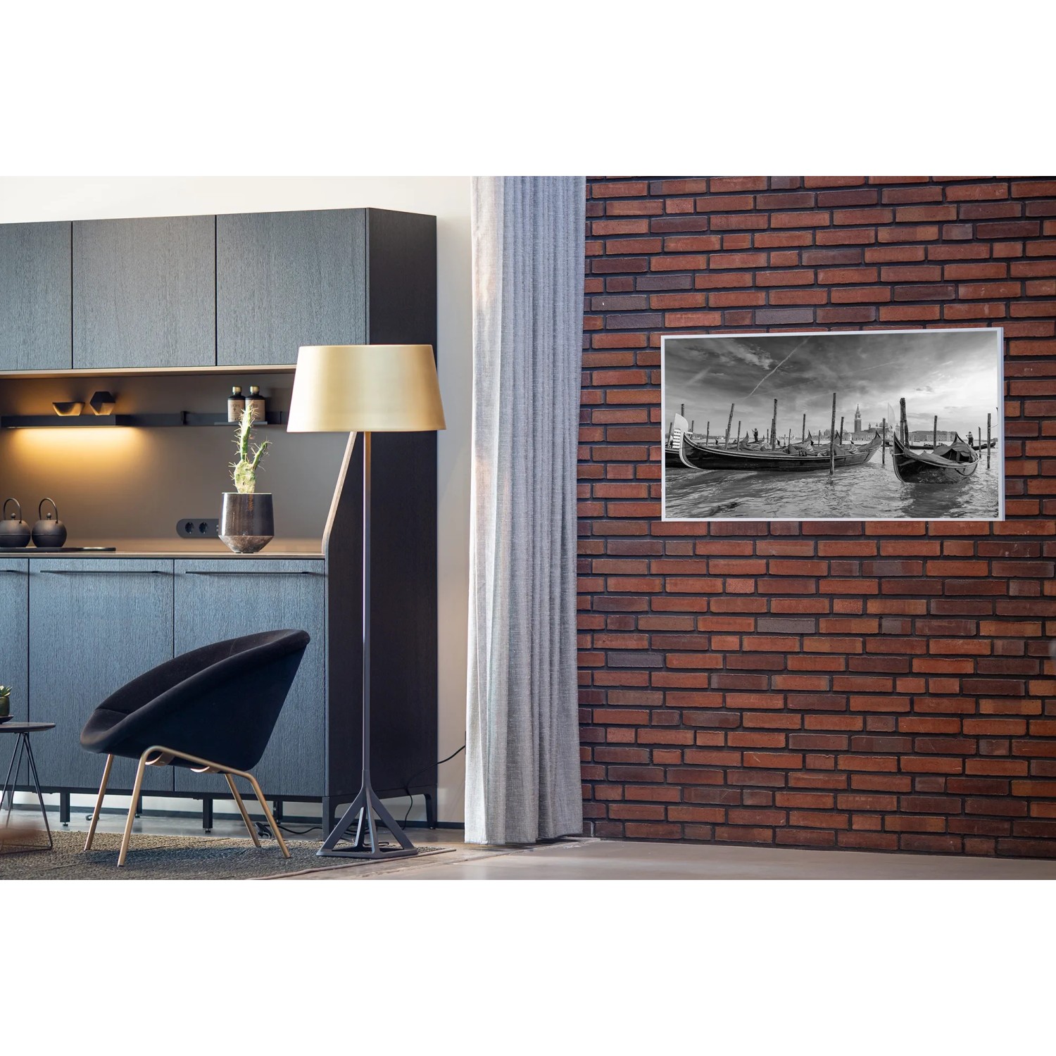 Könighaus Infrarotheizung mit Venedig-Motiv (50x90 cm) an Ziegelwand. Elektrische Heizung mit Panorama-Aussicht.