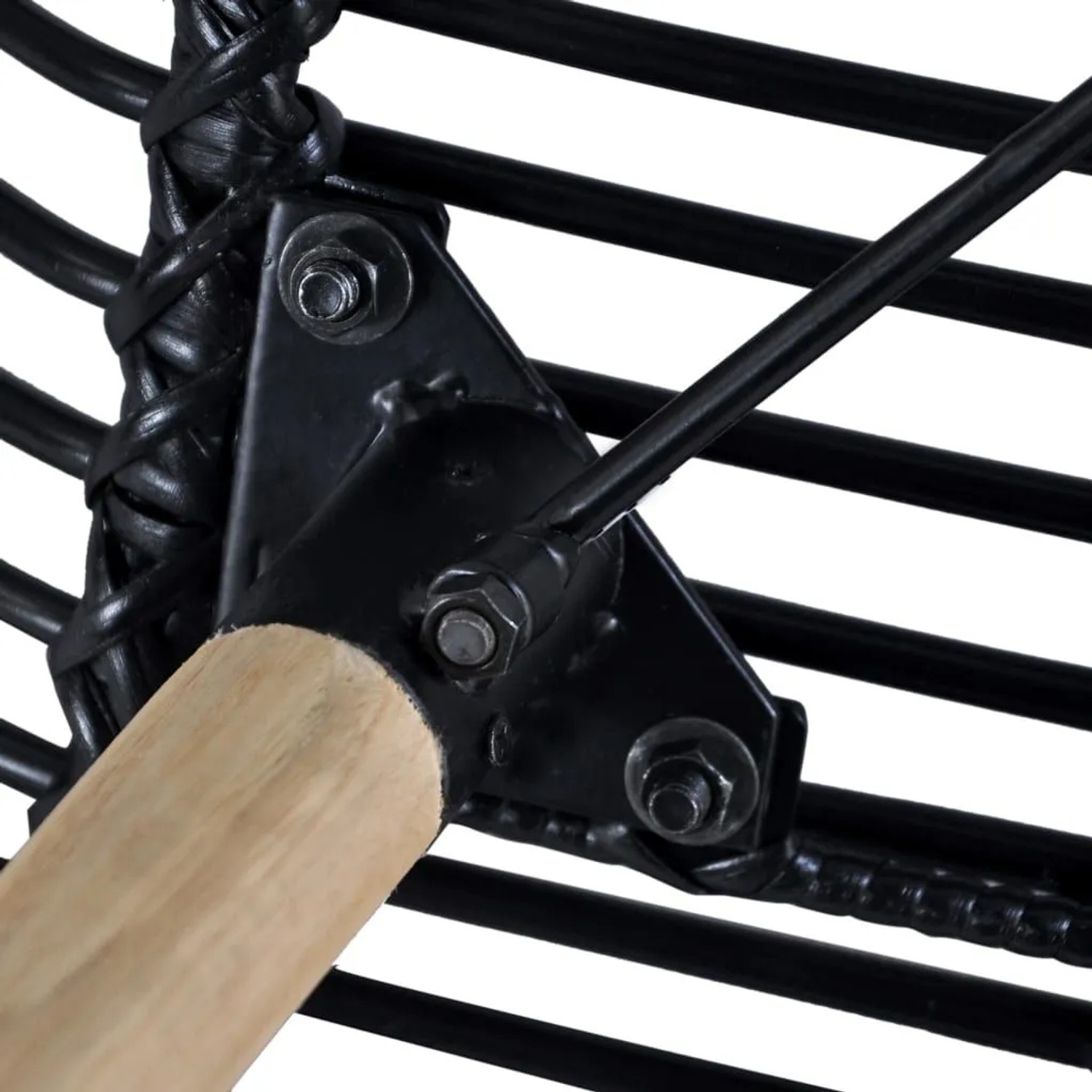 Detailaufnahme: Schwarzer Esszimmerstuhl mit Rattan und Holzbeinen.