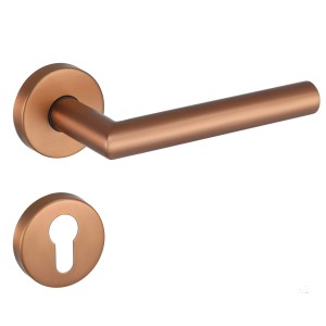 Roségoldene Edelstahl Drückergarnitur Toulouse mit Türdrücker und PZ-Rosette für Türen.