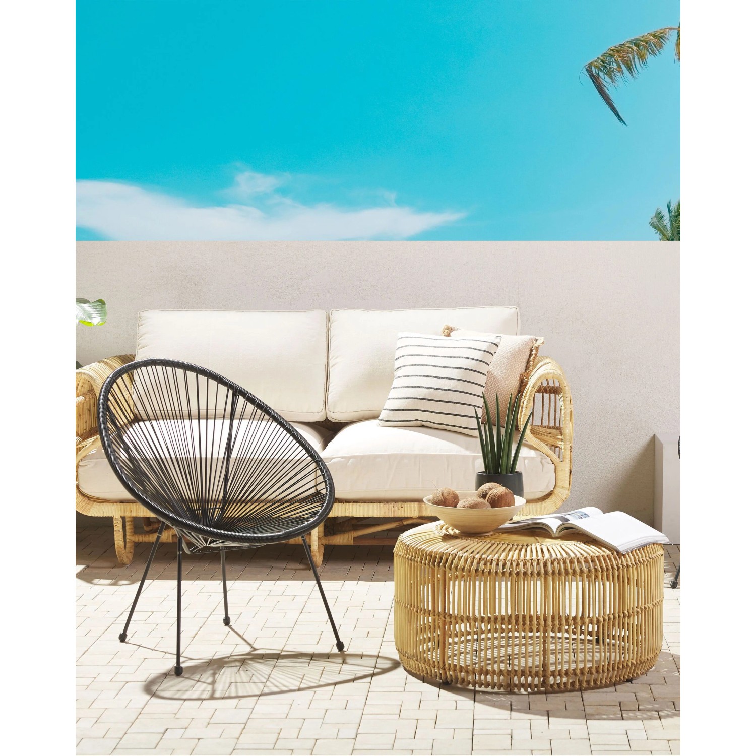 Schwarzer Beliani Cocktailsessel (90x70x87) aus Rattan, Teil einer Gartenmöbel-Szene.