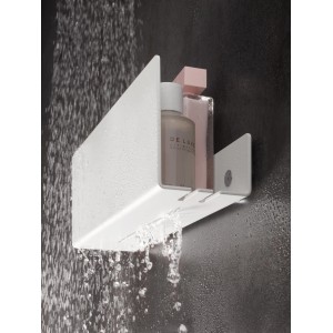 Keuco Duschablage, 32 cm, abnehmbar, mit Haken, weiß-matt, mit Duschutensilien und Wasser.
