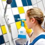 Frau reinigt Fliesen mit Gloria Feinsprüher CleanMaster CM 10 Drucksprühgerät.