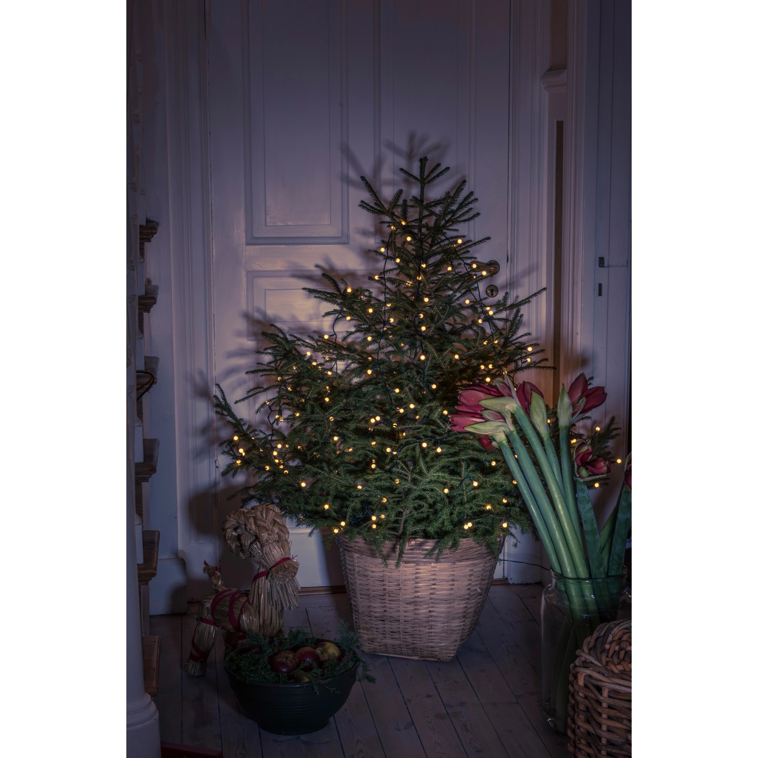 Weihnachtsbaum mit LED Baummantel, 200 bernsteinfarbenen Globes, Innen-Lichterkette.