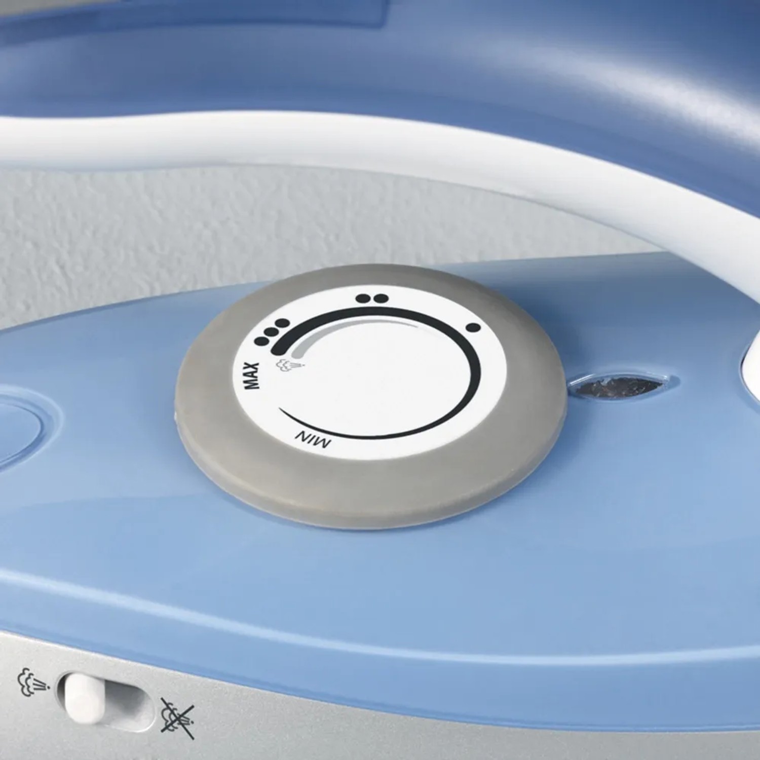 Detailaufnahme: Severin Reise-Dampfbügeleisen BA 3234 mit Temperaturregler in Silber-Blau.