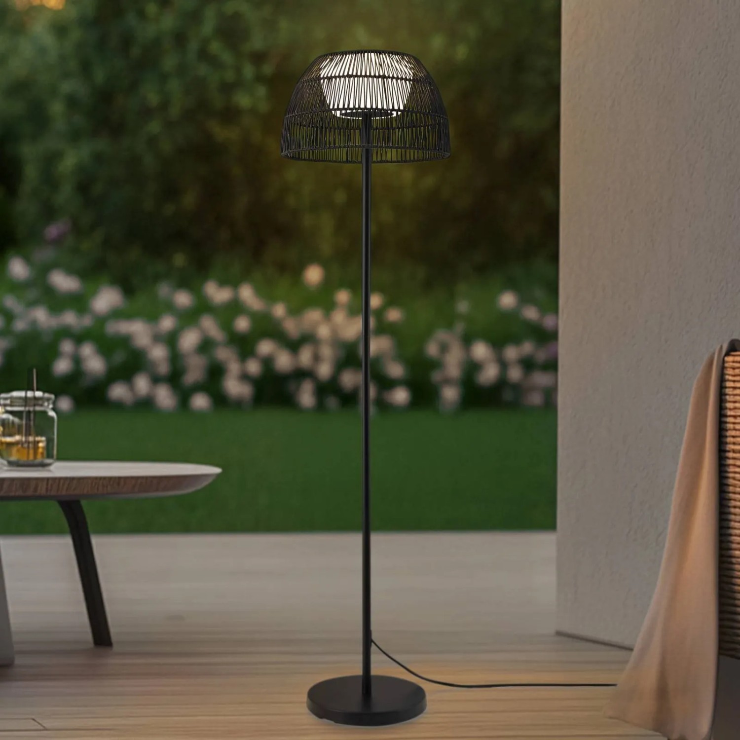 Schwarze Lucande LED Außenleuchte Heribio aus Metall, 153cm hoch, für Garten und Terrasse.