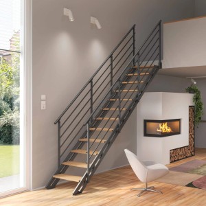 Moderne Intercon Raumspartreppe London mit anthrazitfarbenen Stahlwangen und hellen Buchenholzstufen, mit Geländer.