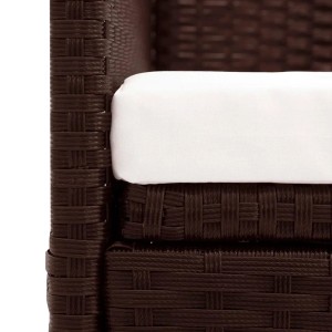 Detailansicht: Braunes VidaXL Gartensofa aus Rattan mit cremeweißem Kissen.