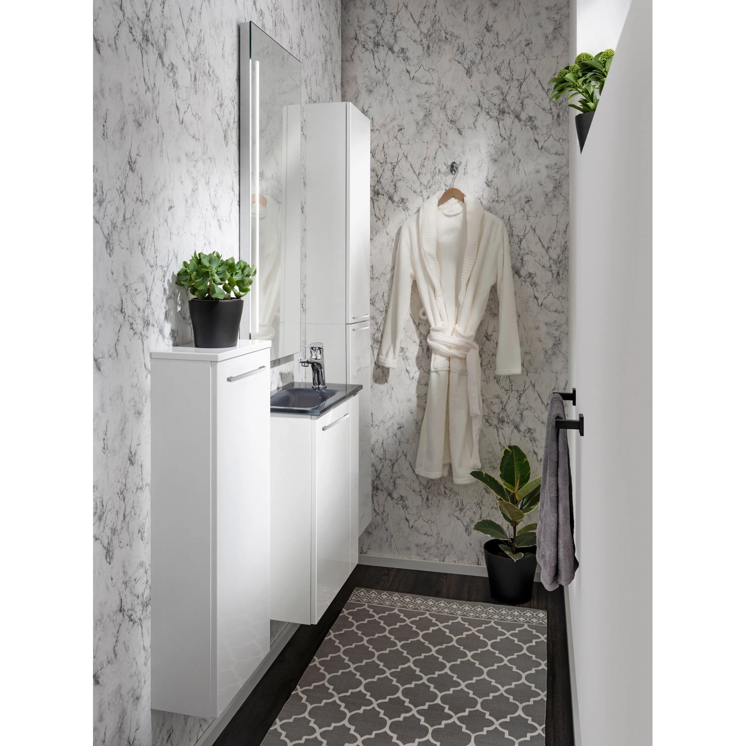 Fackelmann Bad-Hängeschrank SBC, weiß matt, 30,5 cm, im Badezimmer mit Waschbecken und Spiegel.